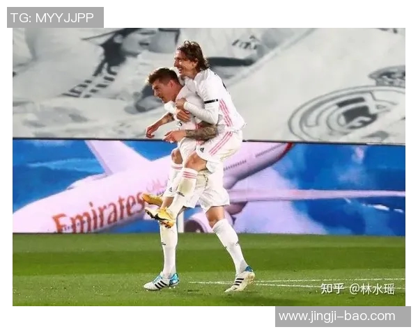 足球巨星激情庆祝手指定格镜头展现赛场独特瞬间魅力